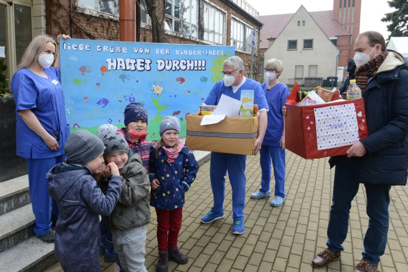 Kita-Kinder bringen mit Durchhaltepäckchen Freude ins Klinikum 