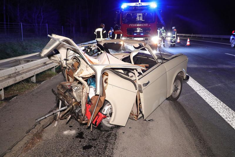 Trabant nach Unfall auf der Autobahn völlig zerstört