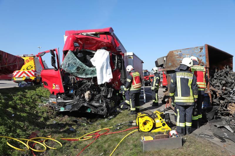 LKW-Fahrer stirbt bei Unfall