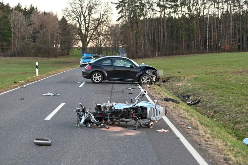 Tragischer Frontalcrash: Krad-Fahrer kommt bei Verkehrsunfall ums Leben