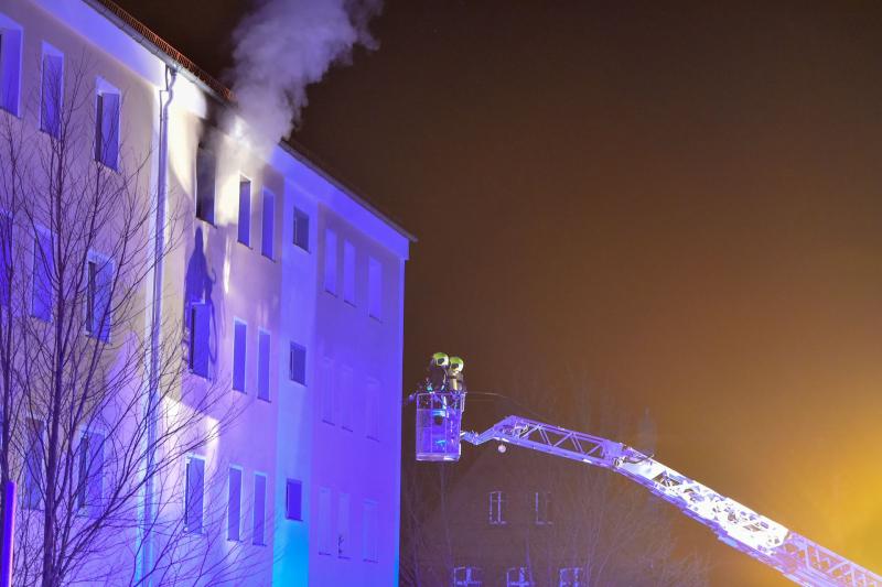 Flammen schlagen aus Fenster: Wohnung eines Mehrfamilienhauses steht in Flammen