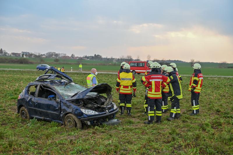 Peugeot kommt von Straße ab und überschlägt sich: Fahrerin mit Hubschrauber in Klinik geflogen