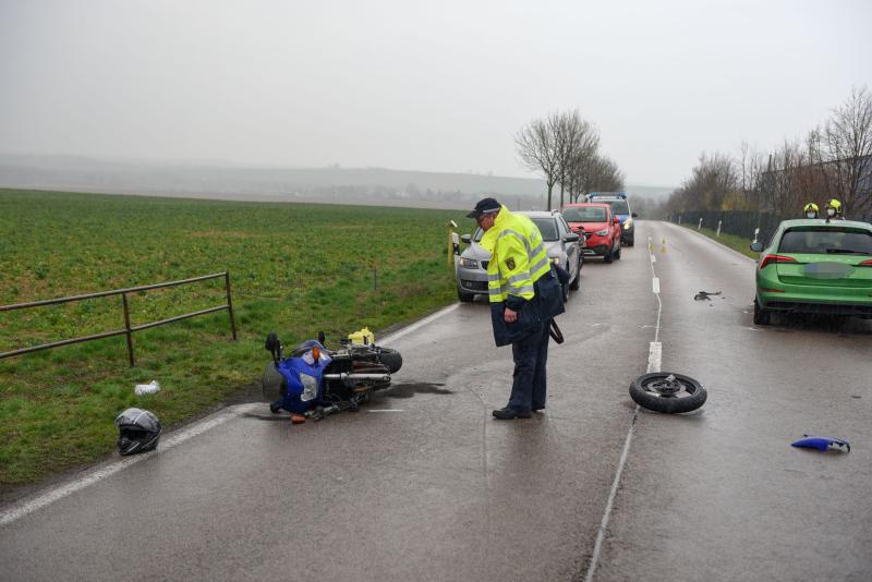 Überholvorgang geht schief: Motorradfahrer stürzt und wird schwer verletzt