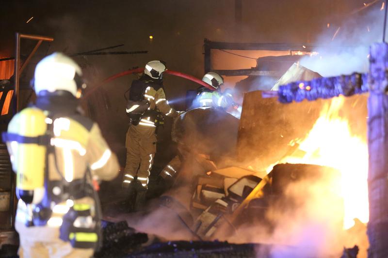 Feuer drohte auf Lagerhalle überzugreifen - benachbarte Eisenbahnstrecke wegen der Löscharbeiten gesperrt