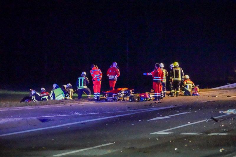 Schwerer Crash auf Bundesstraße: drei verletzte Personen