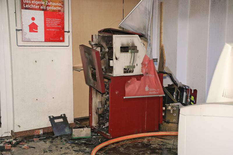 Unbekannte sprengten Geldautomat - Täter auf der Flucht