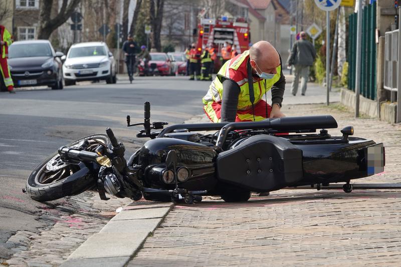 PKW kollidierte mit Motorrad - 1 Schwerverletzter