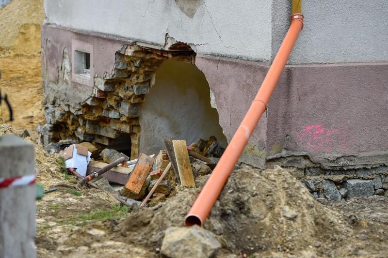 Tragischer Unfall: Mauer stürzt bei Bauarbeiten ein