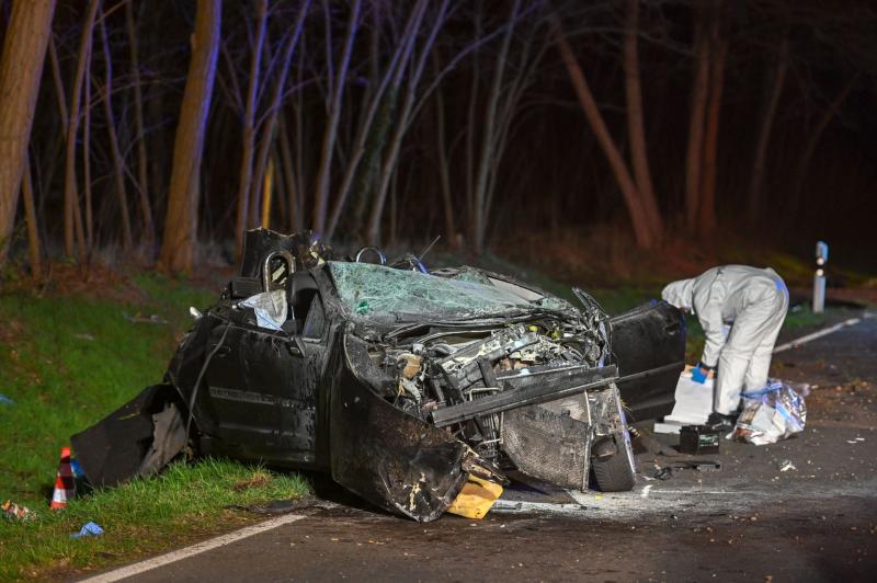 Tragisches Ende einer Verfolgungsjagd: Beifahrerin stirbt nach Verkehrsunfall