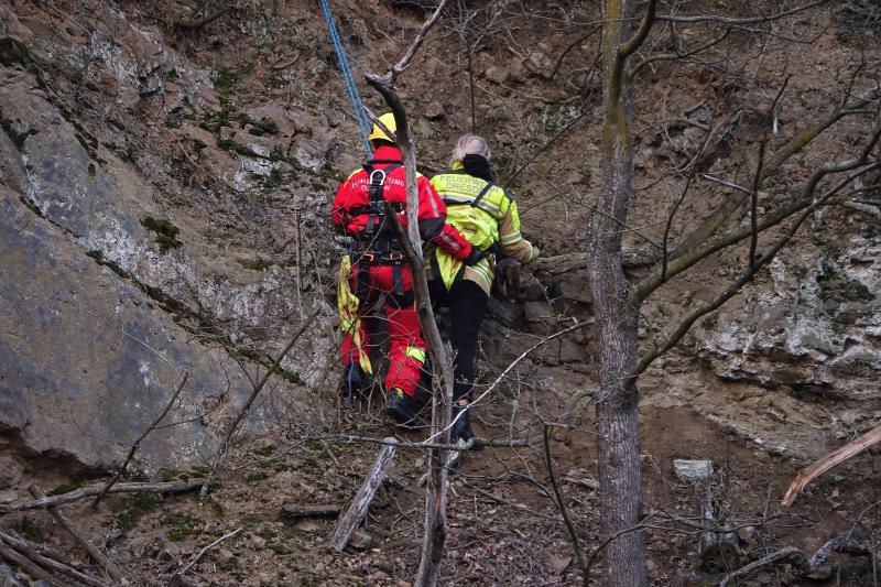 Zwei Personen an ehemaligem Steinbruch gerettet - 2 Verletzte, Höhenrettung im Einsatz