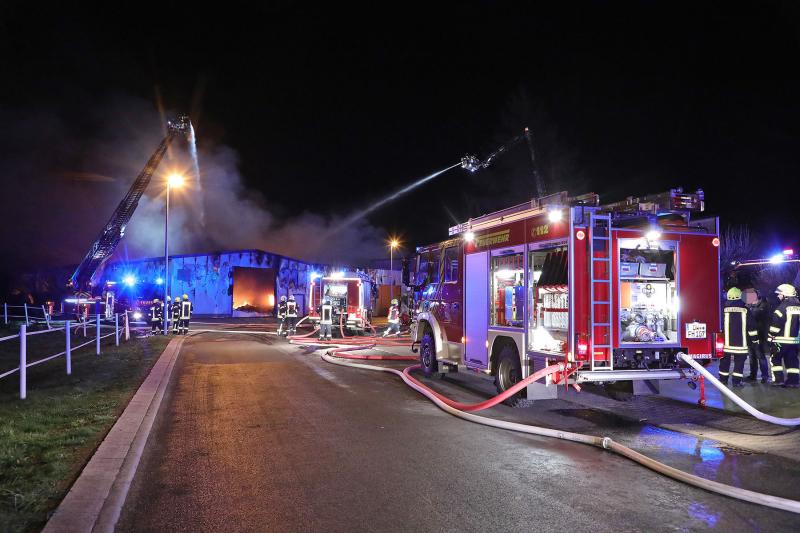 Lagerhalle eines Kaminofenhandels ging in Flammen auf - stundenlange Löscharbeiten