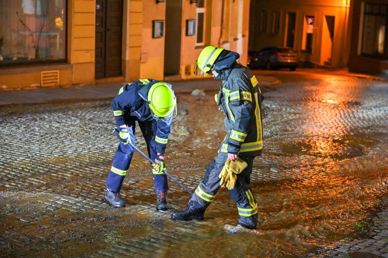 Wasserrohrbruch überflutet Straße: Feuerwehr im Einsatz