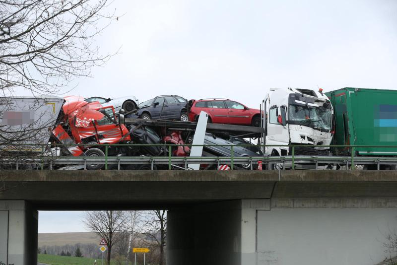 Tragischer Verkehrsunfall: LKW fährt auf Stauende auf und stirbt