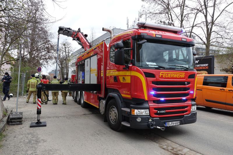 Lichtmast drohte nach Unfall umzustürzen - Feuerwehr im Einsatz