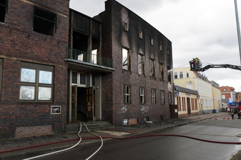 Ehemaliges Kulturhaus steht in Flammen