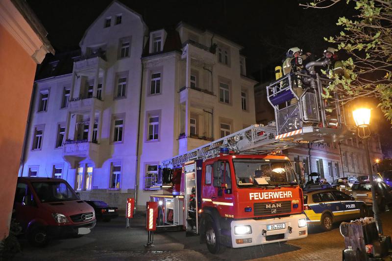 Brand Schwelbrand im Mehrfamilienhaus - Feuerwehr mußte Wände und Decken öffnen