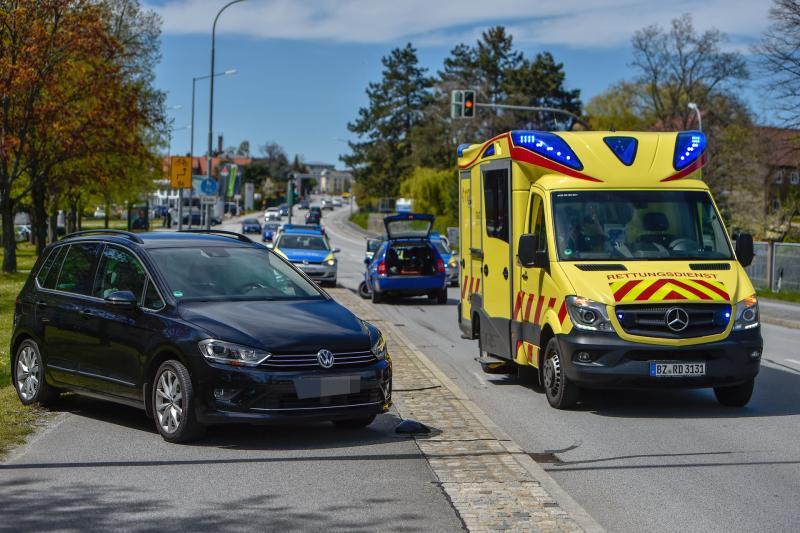 Skoda prallt in Fahrerseite von VW: Zwei Personen verletzt