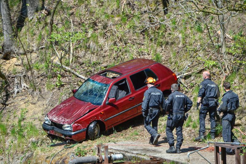 Nach Verfolgungsjagd im Steinbruch versenkt: Polizeitaucher finden versenkten VW
