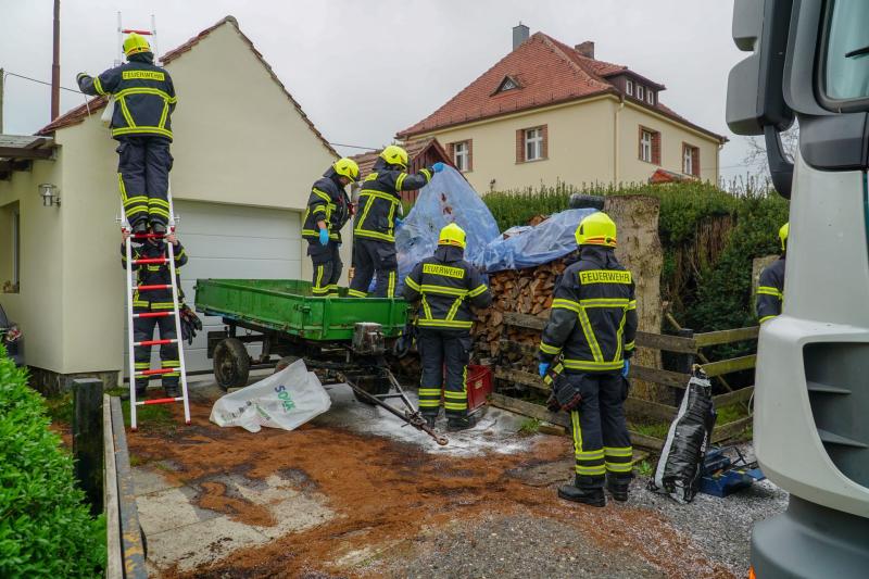 Hydraulikleitung von LKW geplatzt: Feuerwehr muss Umweltgefährdung bannen