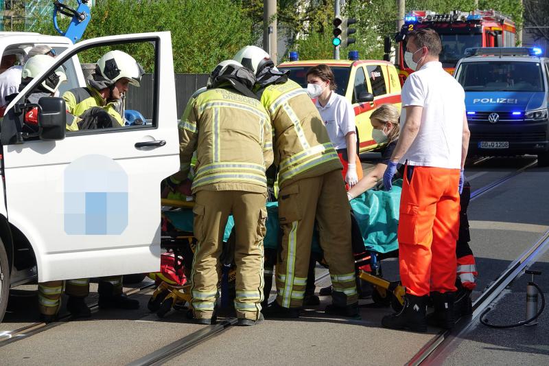 Kleintransporter kollidierte geparkten Fahrzeugen - 1 Schwerverletzter