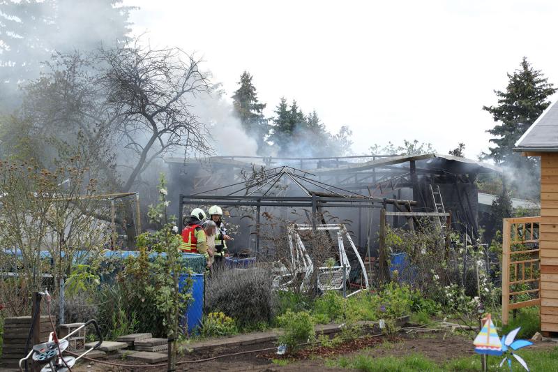 Gartenlaube brannte nieder - große Rauchsäule über dem Dresdner Norden