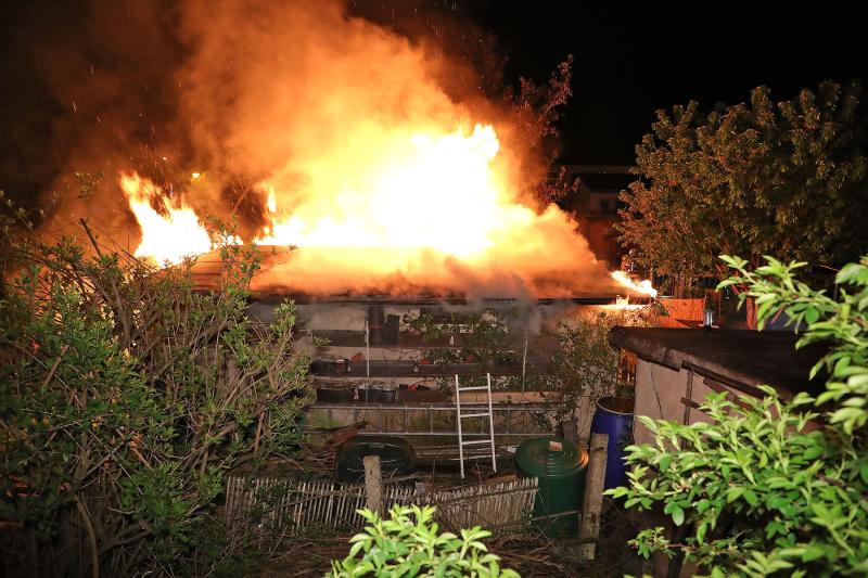 Gartenlaube brannte nieder - Feuerwehr verhinderte Ausbreitung des Feuers auf andere Lauben