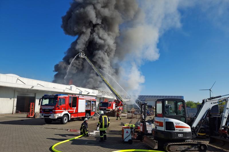 Lagerhallen gingen in Flammen auf - stundenlange Löscharbeiten
