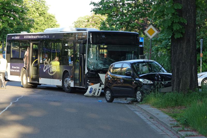 PKW kollidierte mit Bus - 1 Schwerverletzte