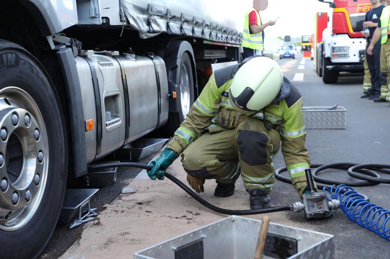 Sattelzug durch Gegenstand auf der Fahrbahn beschädigt - Feuerwehr mußte Kraftstoff abpumpen