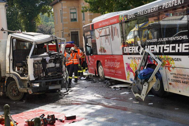 5 Verletzte nach Unfall zwischen LKW und Bus