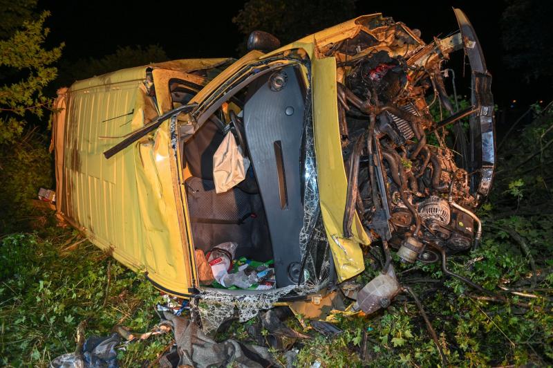 Unachtsamkeit führt zu schwerem Unfall: Transporterfahrer eingeklemmt und schwer verletzt