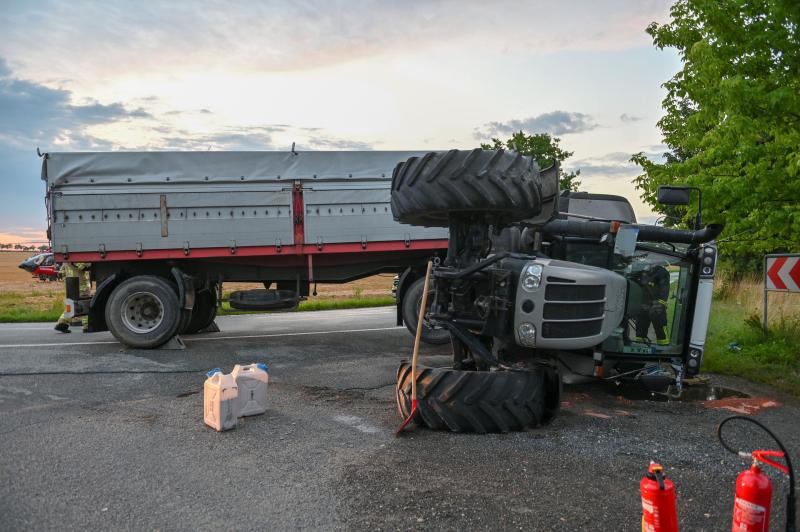 Fahrer verletzt: Traktor-Gespann kippt in Einfahrt auf die Seite