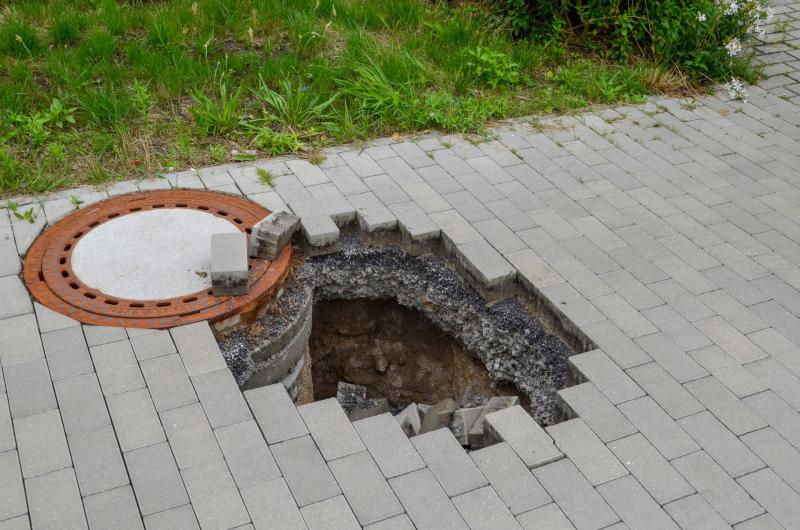 Fußweg bricht ein: Über ein Meter tiefes Loch