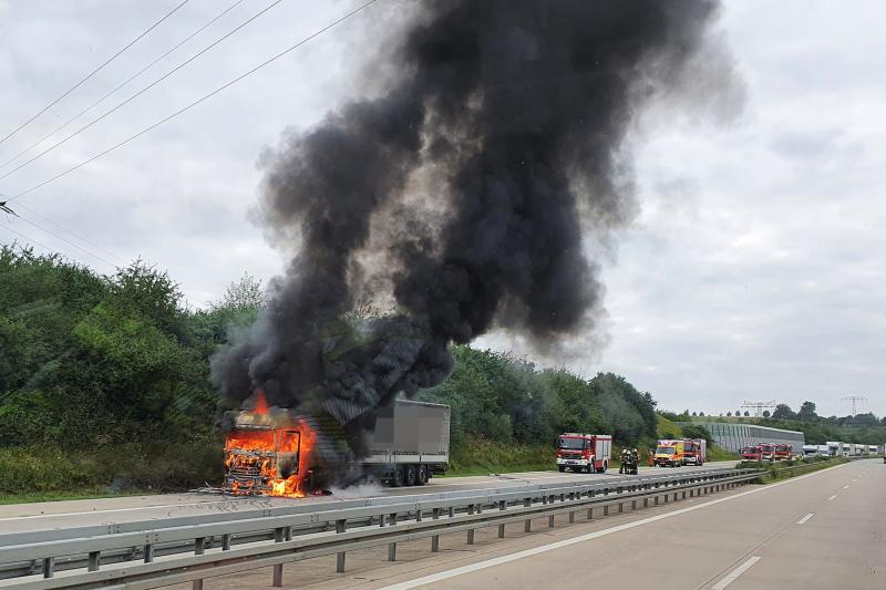 Sattelzug brannte auf der Autobahn