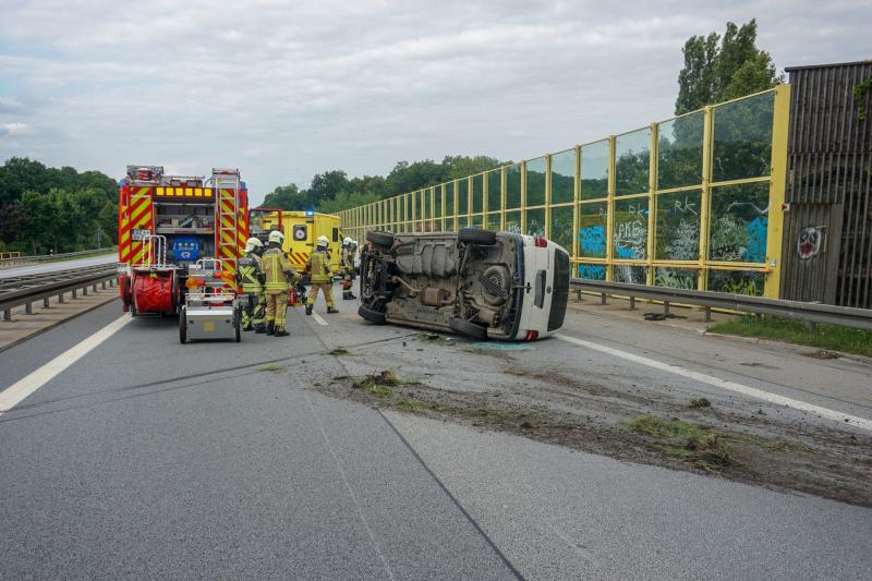 Schwerer Crash nach Spurwechsel: LKW-Fahrer verursacht schweren Unfall und flüchtet