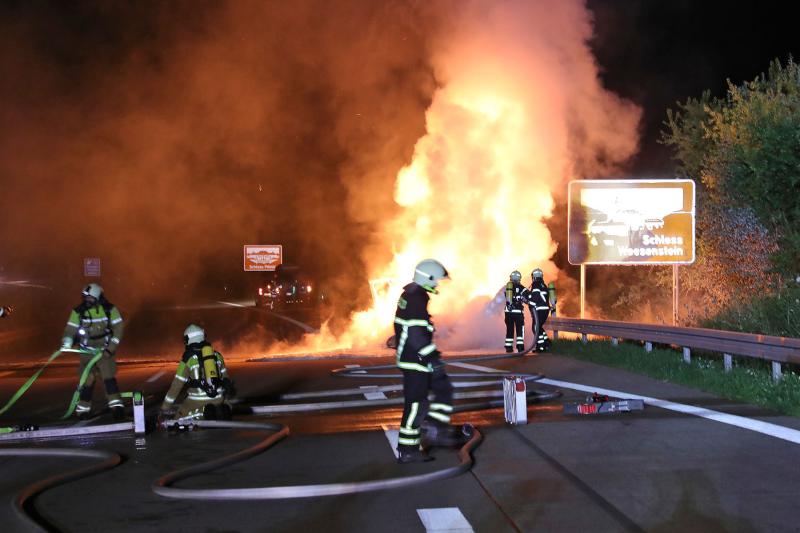 Kleintransporter ging auf der Autobahn in Flammen auf