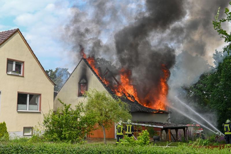Großbrand auf Dreiseitenhof: Scheune steht komplett in Flammen