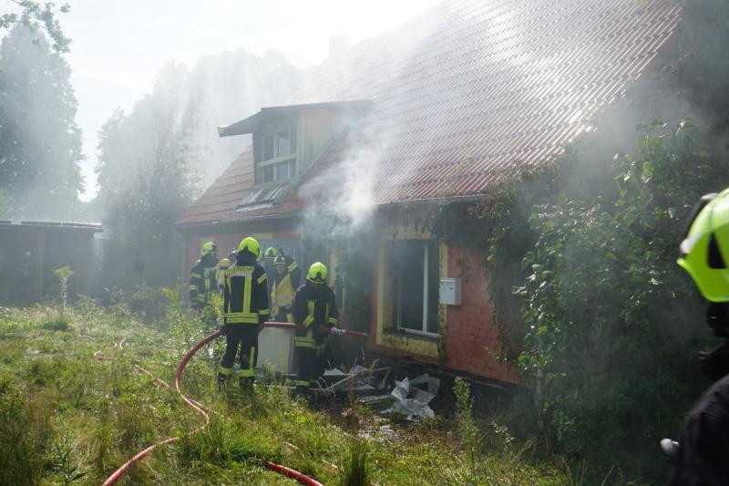 Haus brennt gegenüber der Feuerwehr