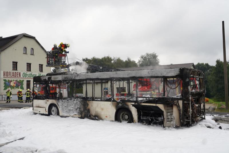 Linienbus brennt in Haltestelle ab