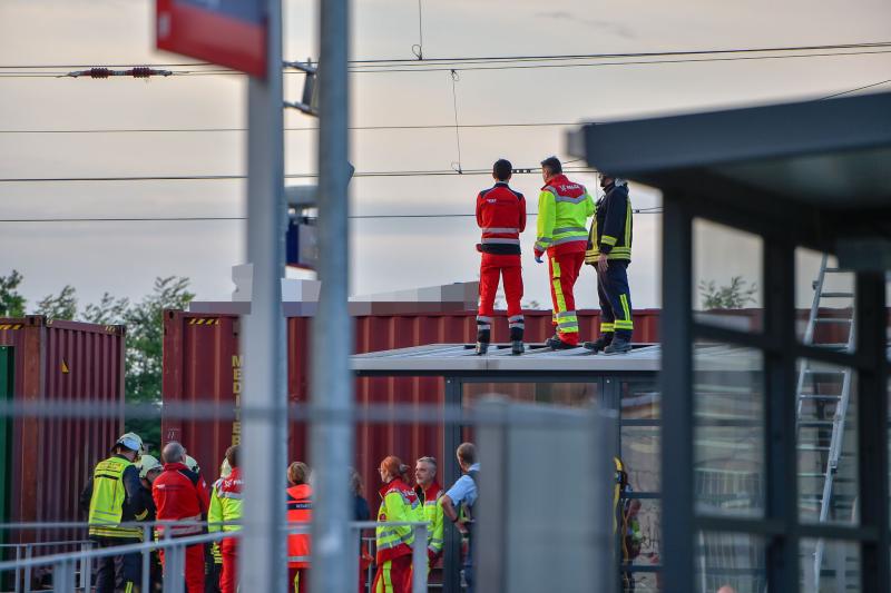 Jugendliche klettern auf Güterzug: Stromschlag!