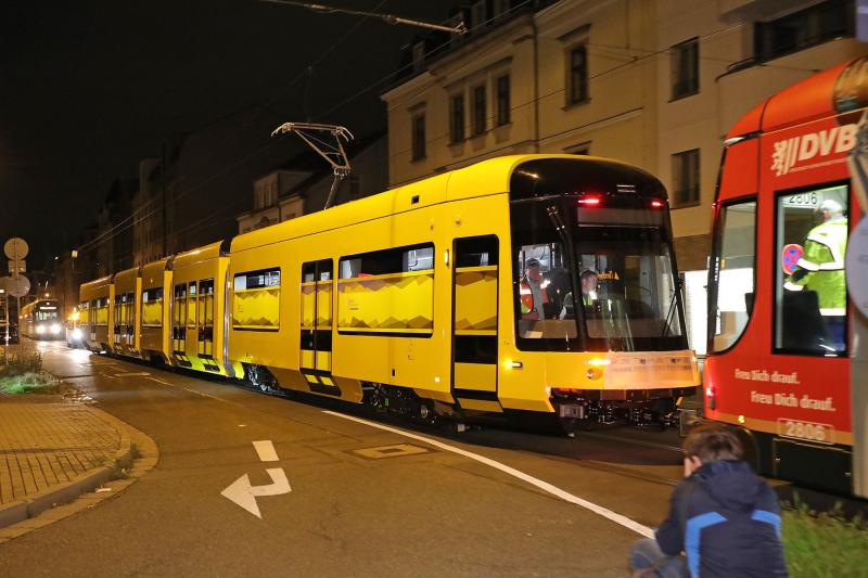 Anlieferung der ersten neuen Straßenbahn für Dresden