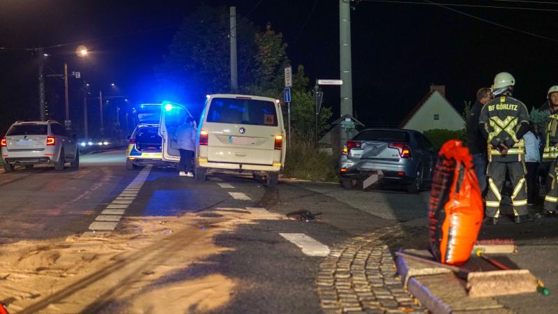 Taxi fährt auf Citroen auf: Zwei Personen verletzt