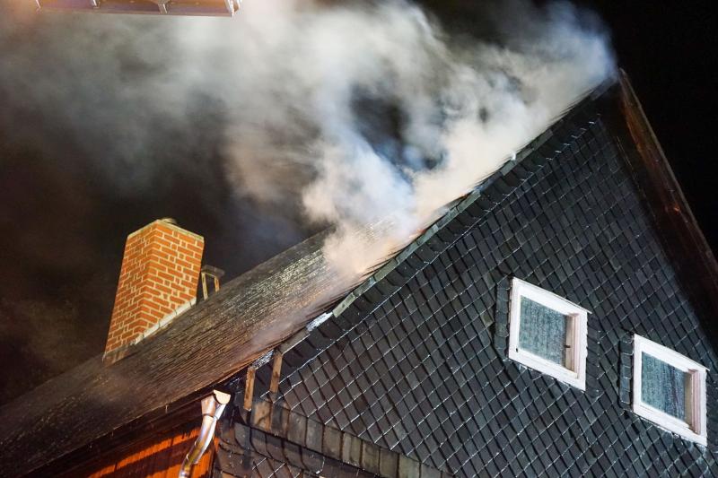 Rauch aus Dachstuhl: Feuerwehr verhindert Schlimmeres