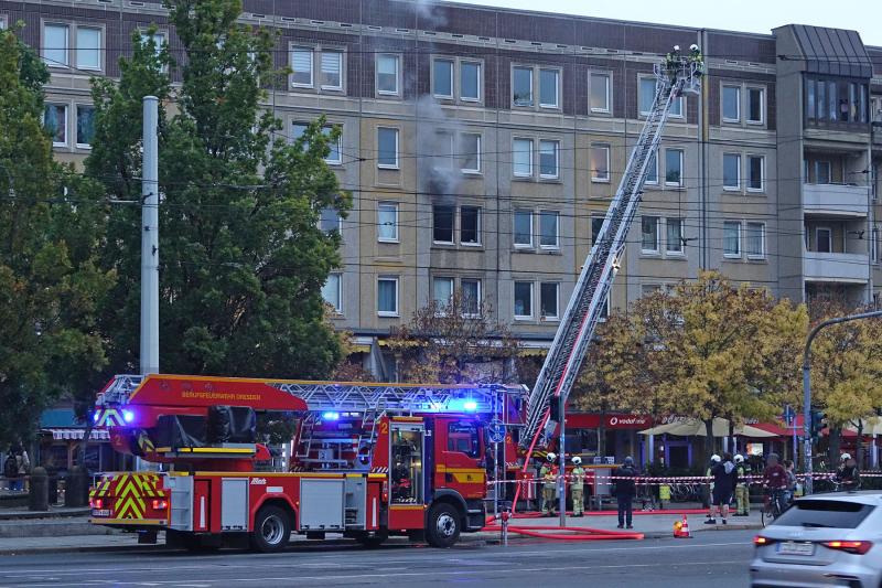 Wohnungsbrand im Mehrfamilienhaus - 3 Verletzte, 13 Betroffene