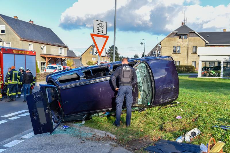 Schwerer Unfall mitten im Ort: VW-Fahrerin überschlägt sich