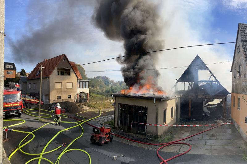 Scheune und Holzhandel standen in Flammen - stundenlange Löscharbeiten