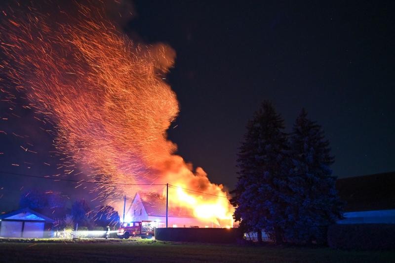 Scheune und Wohnhaus stehen in Flammen: Mindestens eine Person schwer verletzt