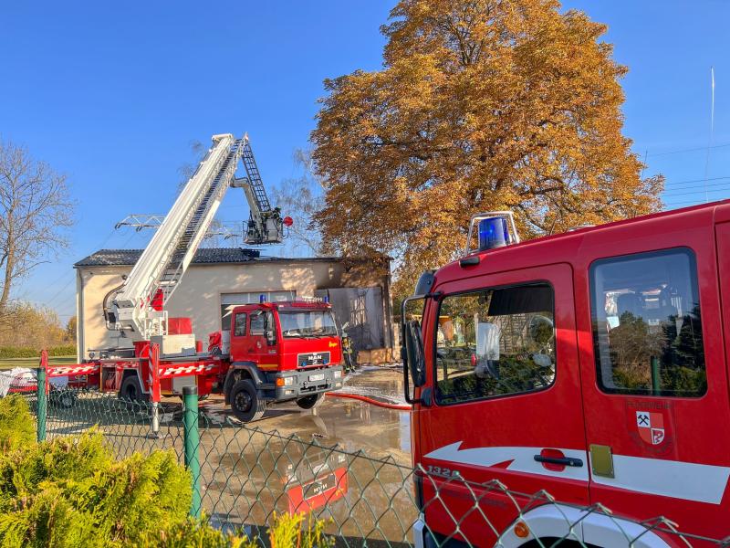 Garage in Vollbrand: Feuerwehr kann Mopeds und Boot retten