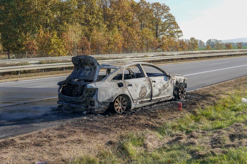 Autobahn voll gesperrt: PKW brennt vollständig aus