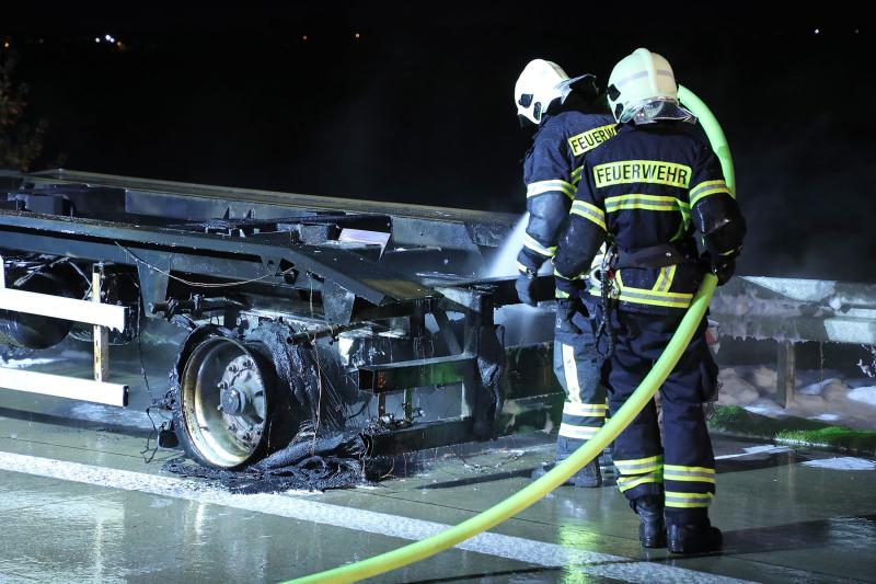 LKW-Anhänger geriet auf der Autobahn in Brand